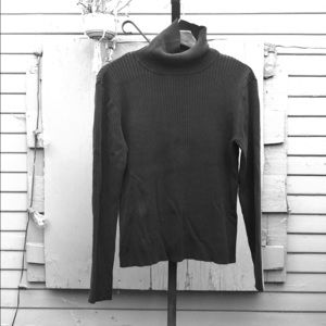 BLACK TURTLENECK
